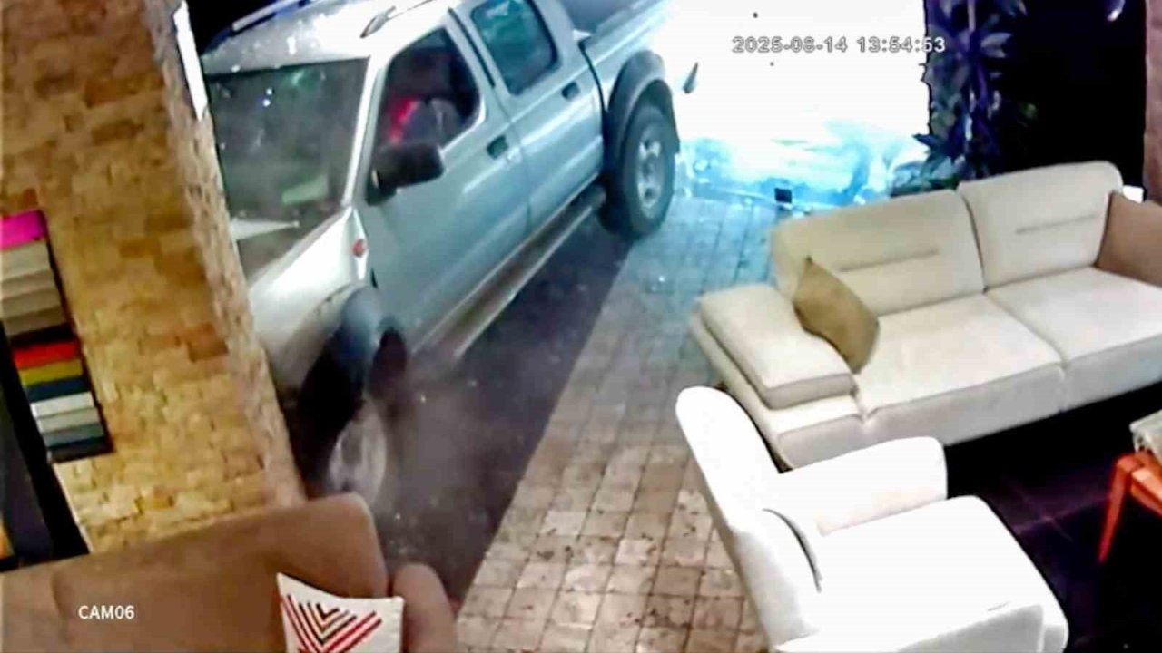 Direksiyon başında tansiyonu düştü, mobilya mağazasına girdi!