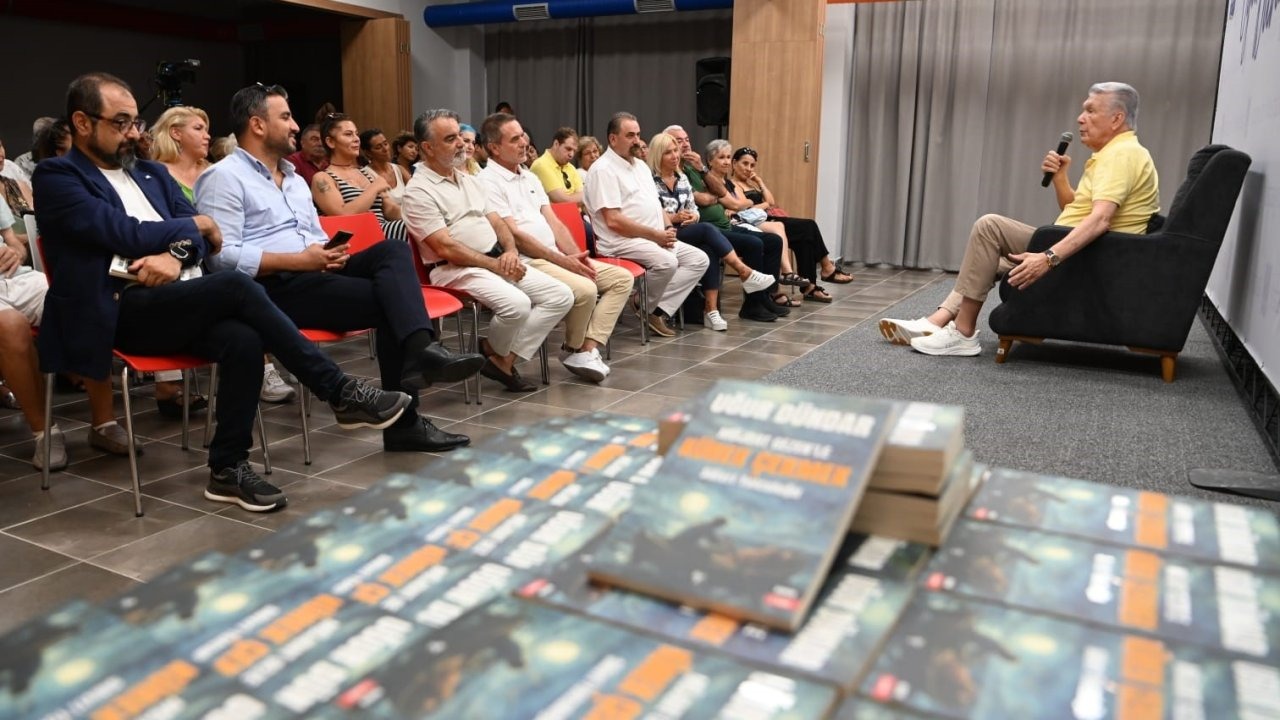 Gazeteci Uğur Dündar Kuşadası’nda sevenleriyle buluştu