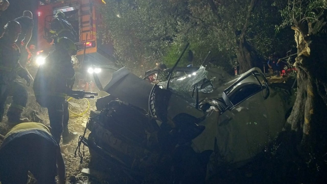 Otomobil zeytin bahçesine uçtu: 2 ölü, 1 yaralı!