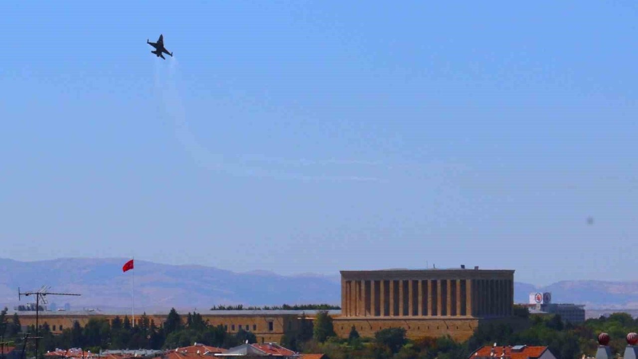 SOLOTÜRK, Anıtkabir semalarında çevre tanıma uçuşunu icra etti