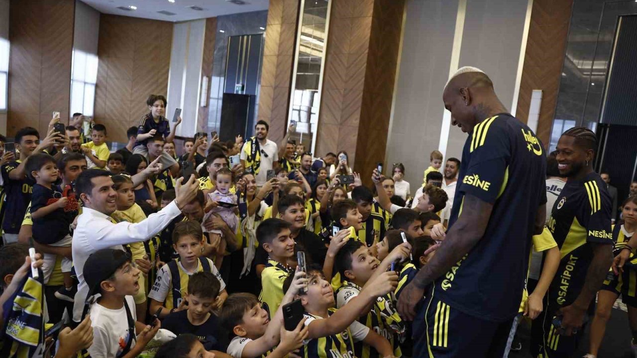 Fenerbahçeli futbolcular, Ankara’da çocuklarla buluştu