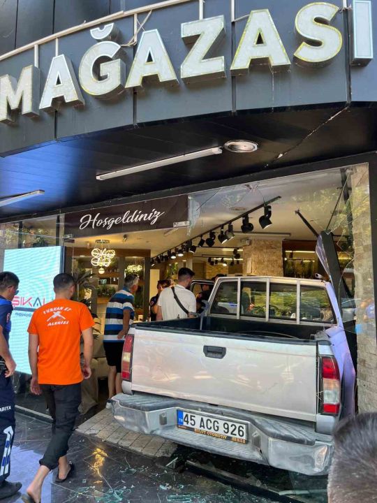 Direksiyon başında tansiyonu düştü, mobilya mağazasına girdi!