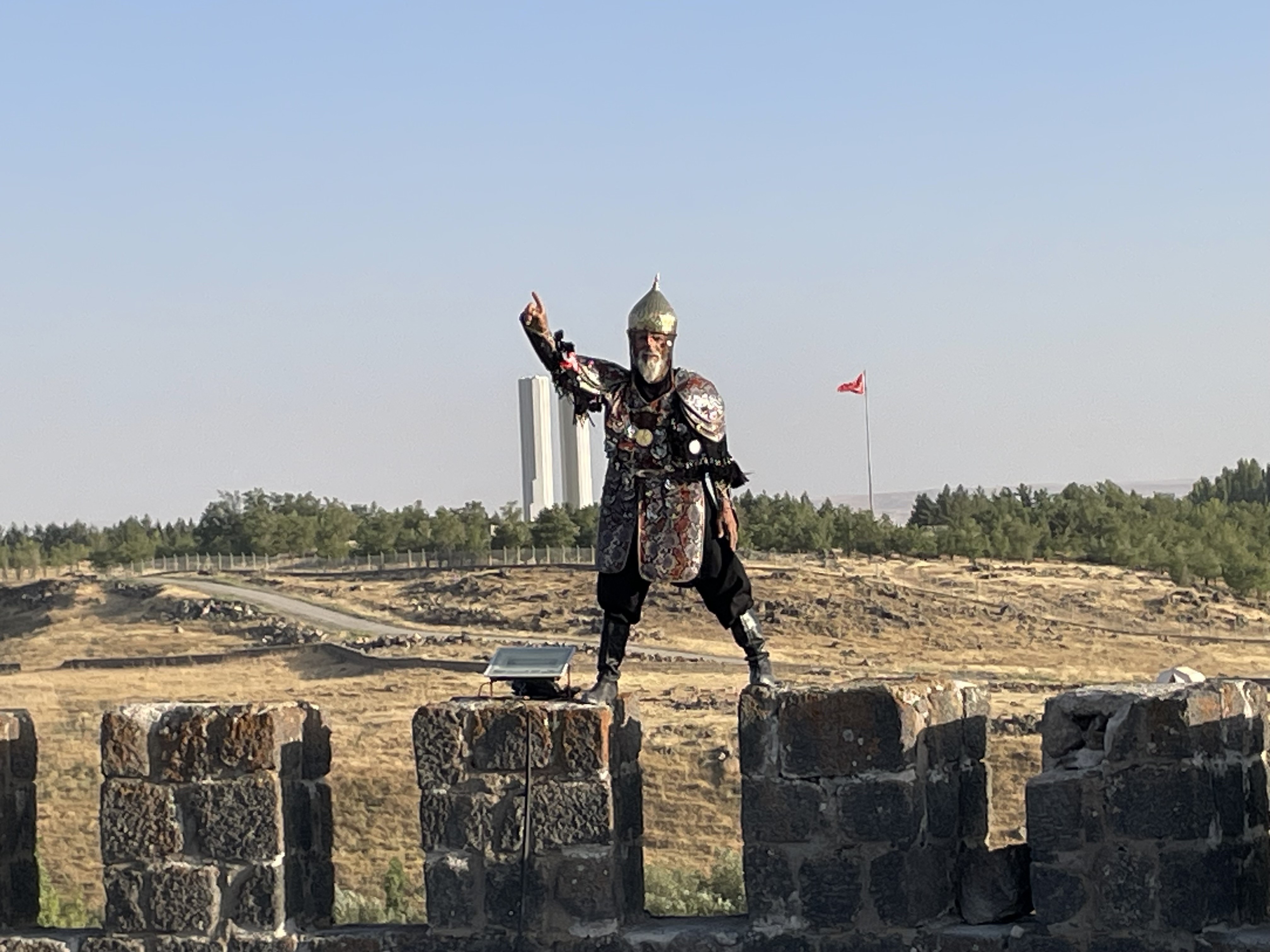 Savaş kıyafetleriyle Malazgirt Kalesi’ni yeniden fethetmeye gitti