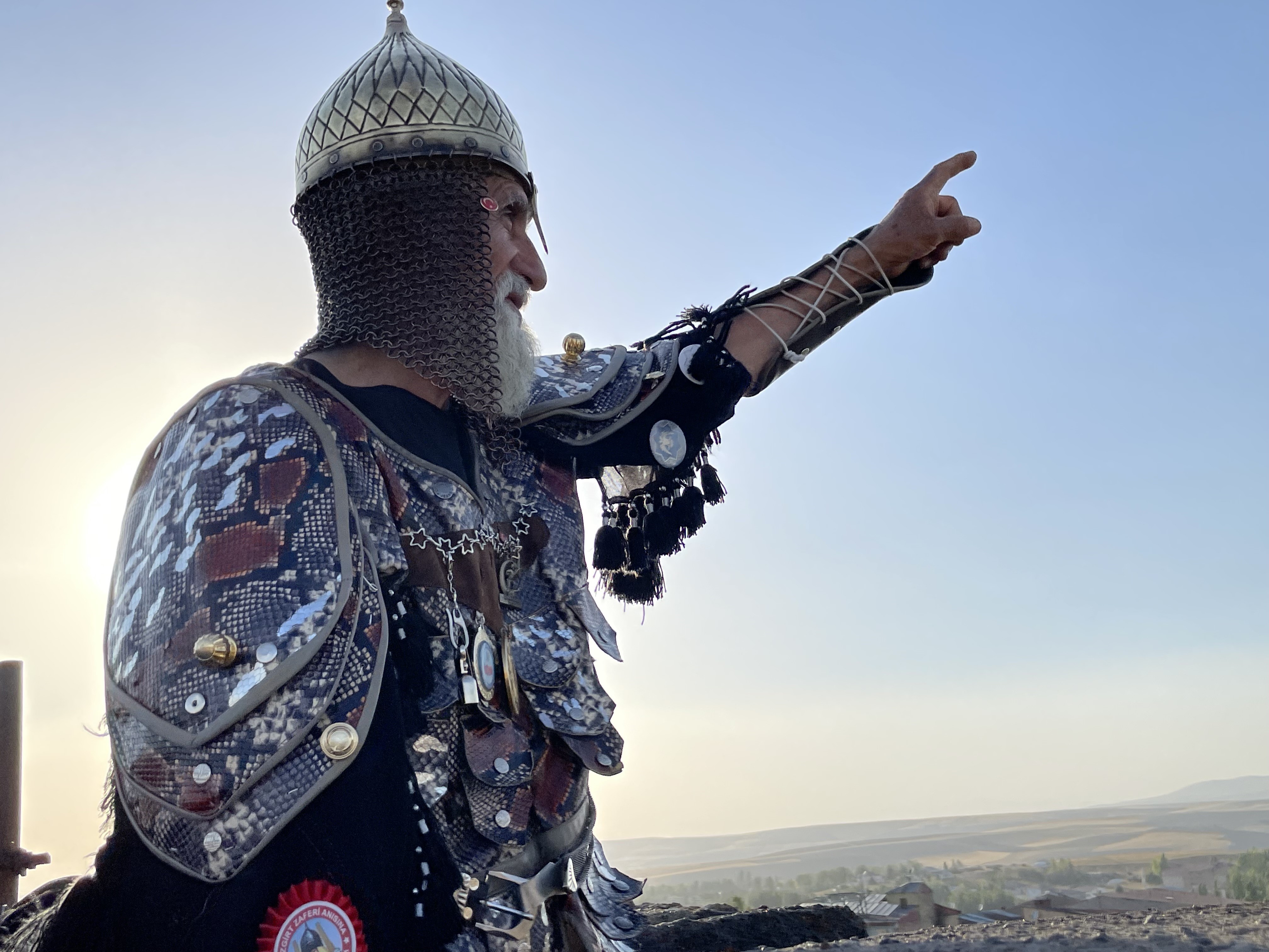 Savaş kıyafetleriyle Malazgirt Kalesi’ni yeniden fethetmeye gitti