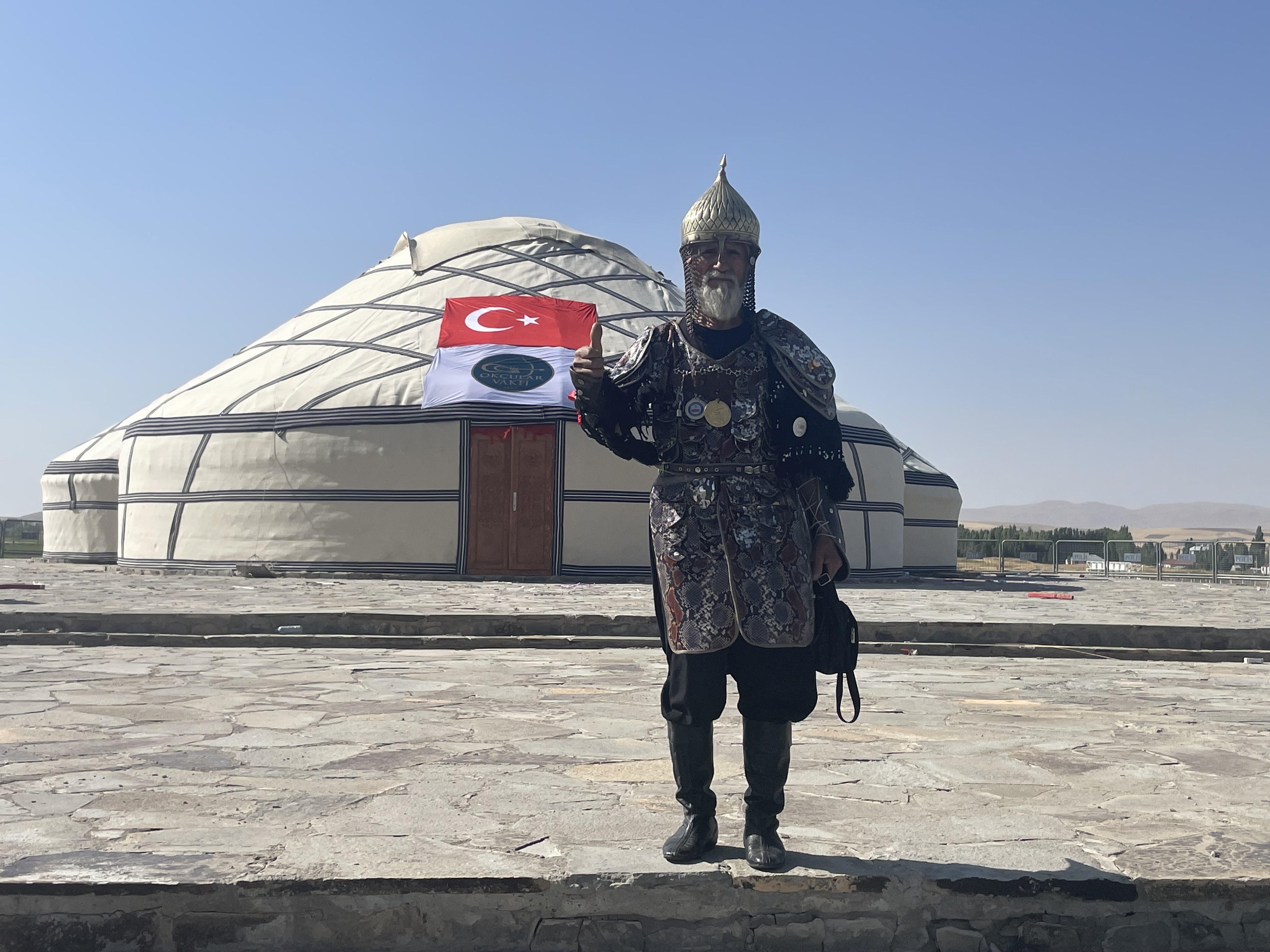 Savaş kıyafetleriyle Malazgirt Kalesi’ni yeniden fethetmeye gitti