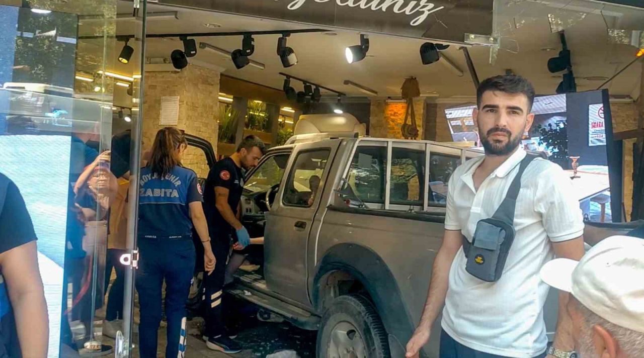 Direksiyon başında tansiyonu düştü, mobilya mağazasına girdi!