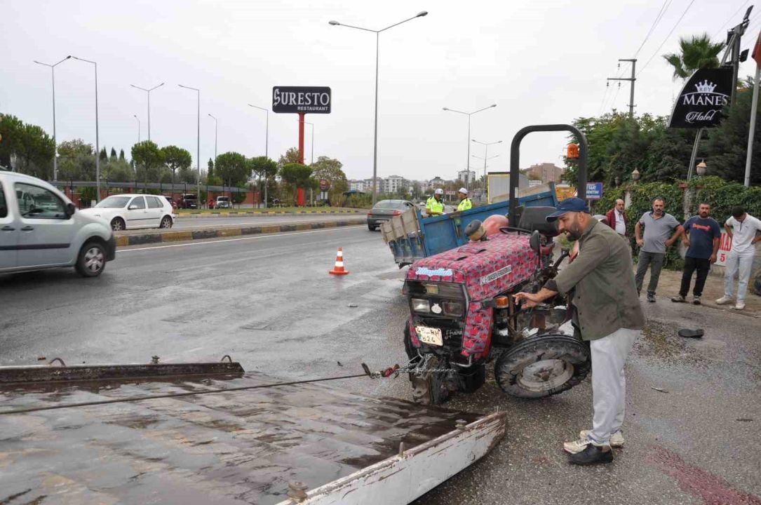 Manisa’da tır ile traktör çarpıştı: Yaşlı sürücü ağır yaralı!