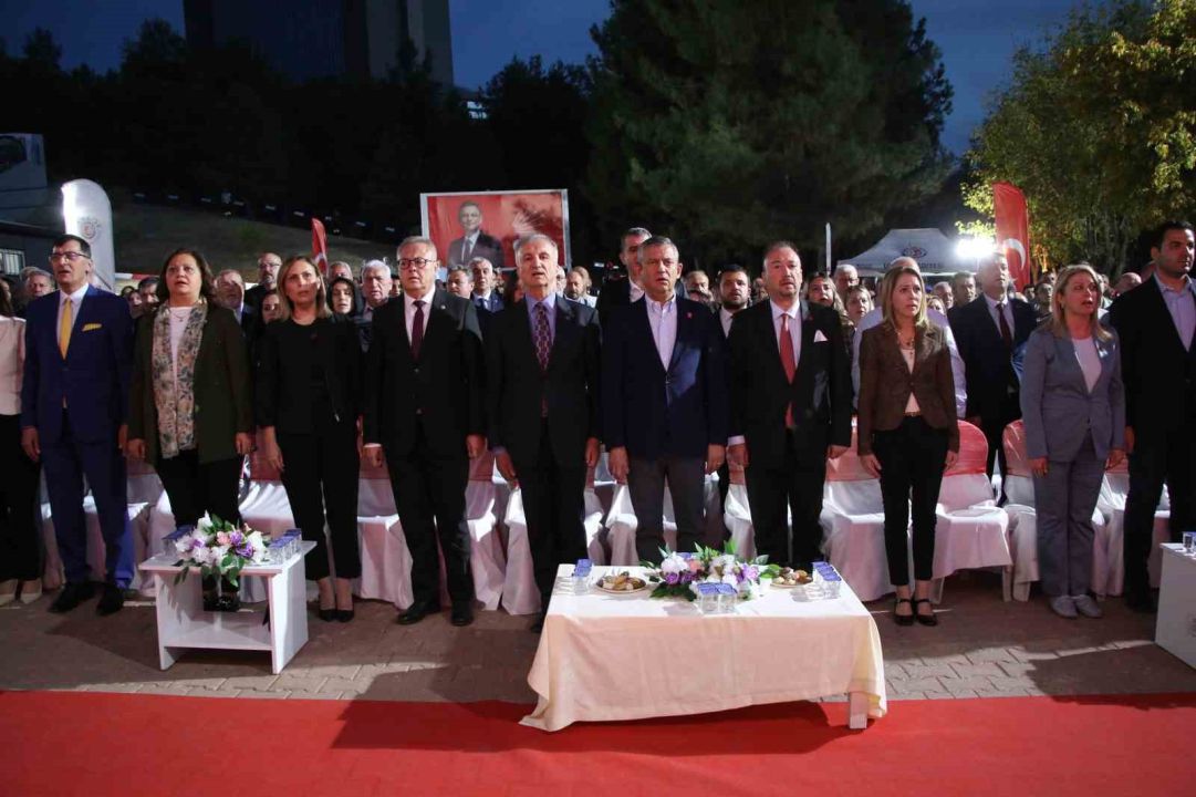 CHP Genel Başkanı Özel, Uşak Belediyesi Ferdi Zeyrek Amfi Salonu açılışına katıldı