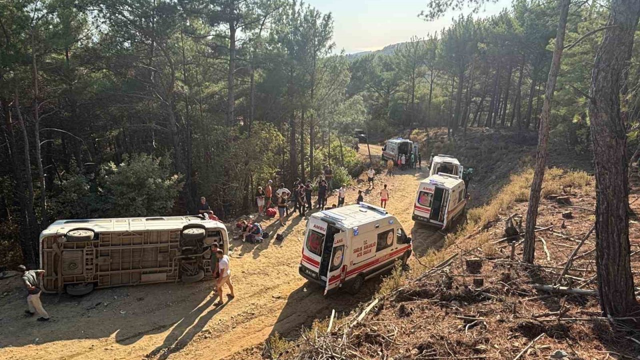 Kazdağları’nda tur minibüsü devrildi: 11 yaralı