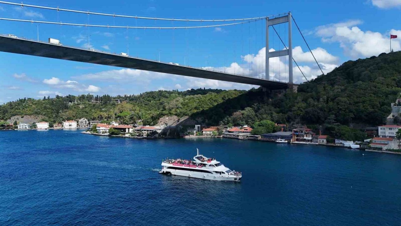 Liverpool taraftarı maç öncesi İstanbul’da boğaz turu yaptı