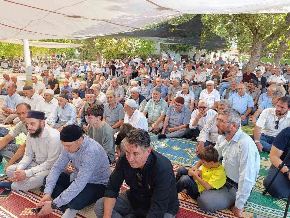 Dünya birincisi hafızlardan ilçede Kur’an ziyafeti