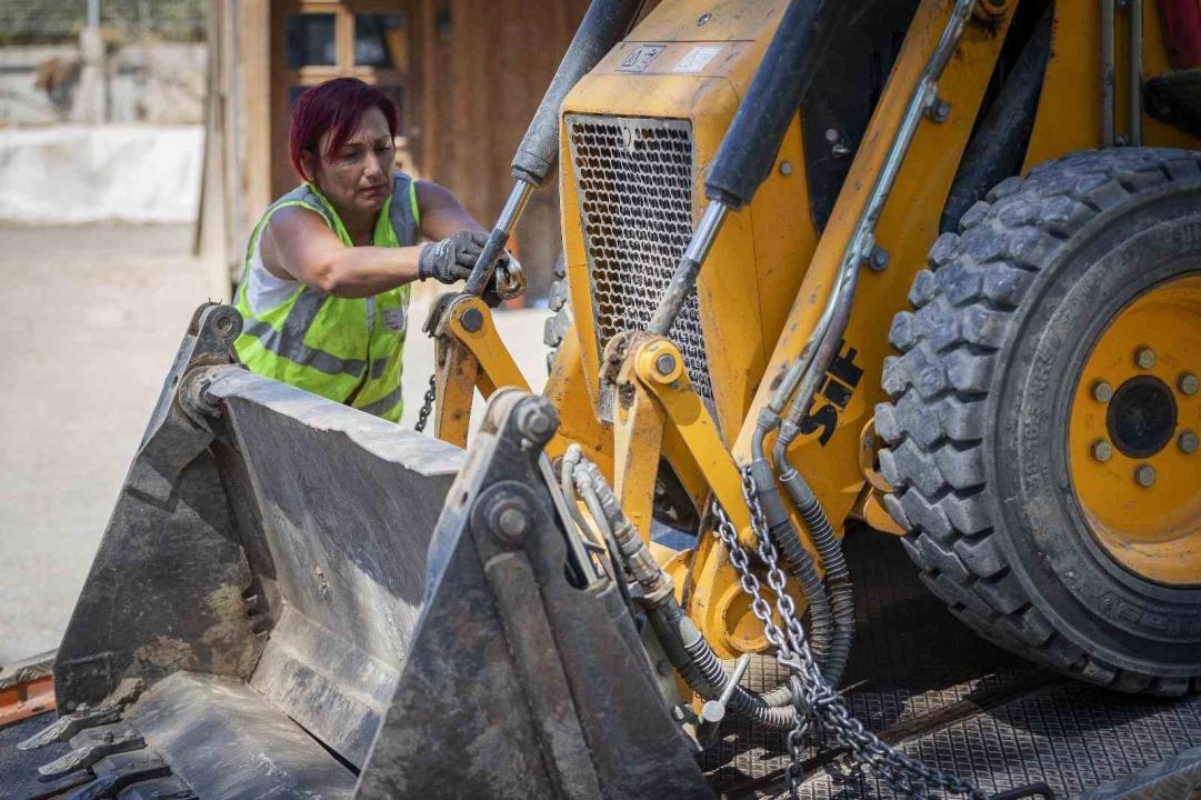 Görenler bir daha bakıyor! Kadın çekici operatörü tabuları yıktı!