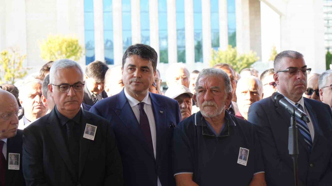 Eski Bakan son yolculuğuna uğurlandı