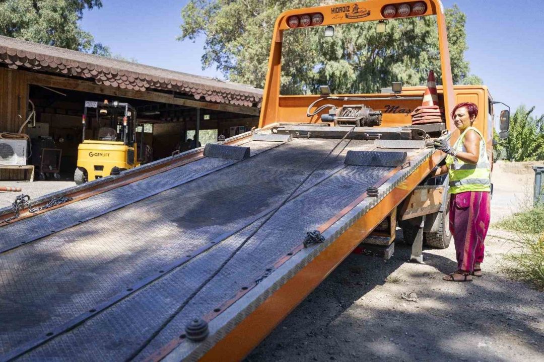 Görenler bir daha bakıyor! Kadın çekici operatörü tabuları yıktı!