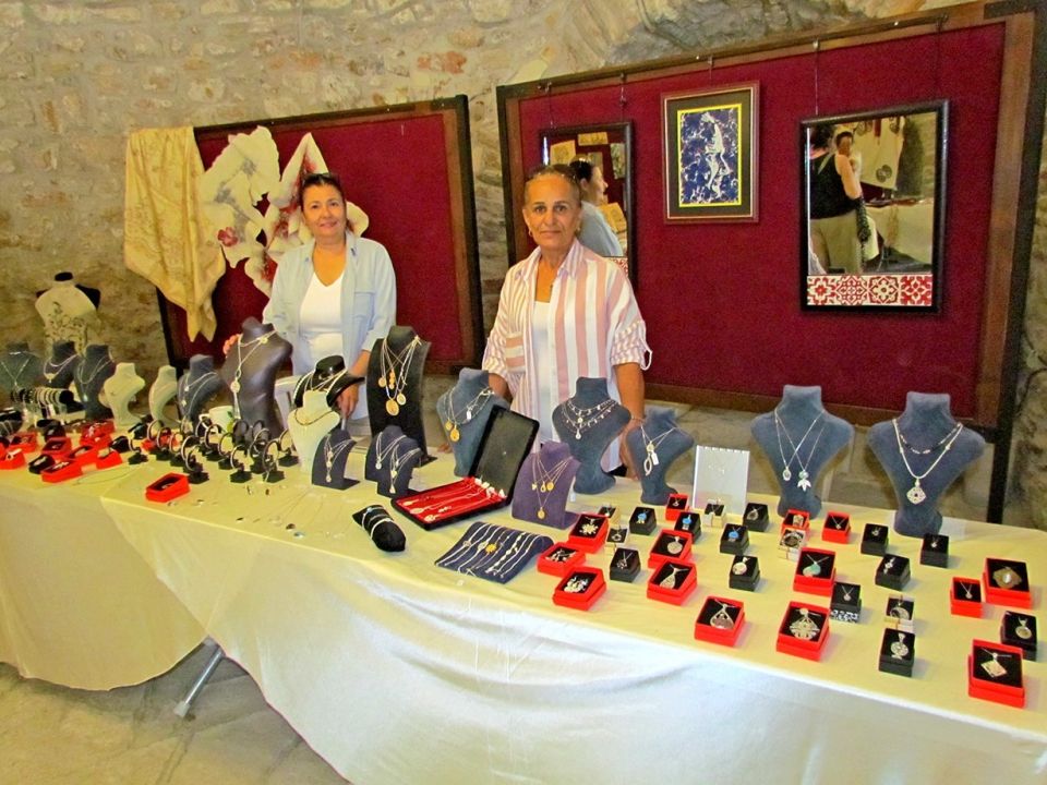 Kadınların el emeği Çeşme’nin tarihi kalesinde sergileniyor