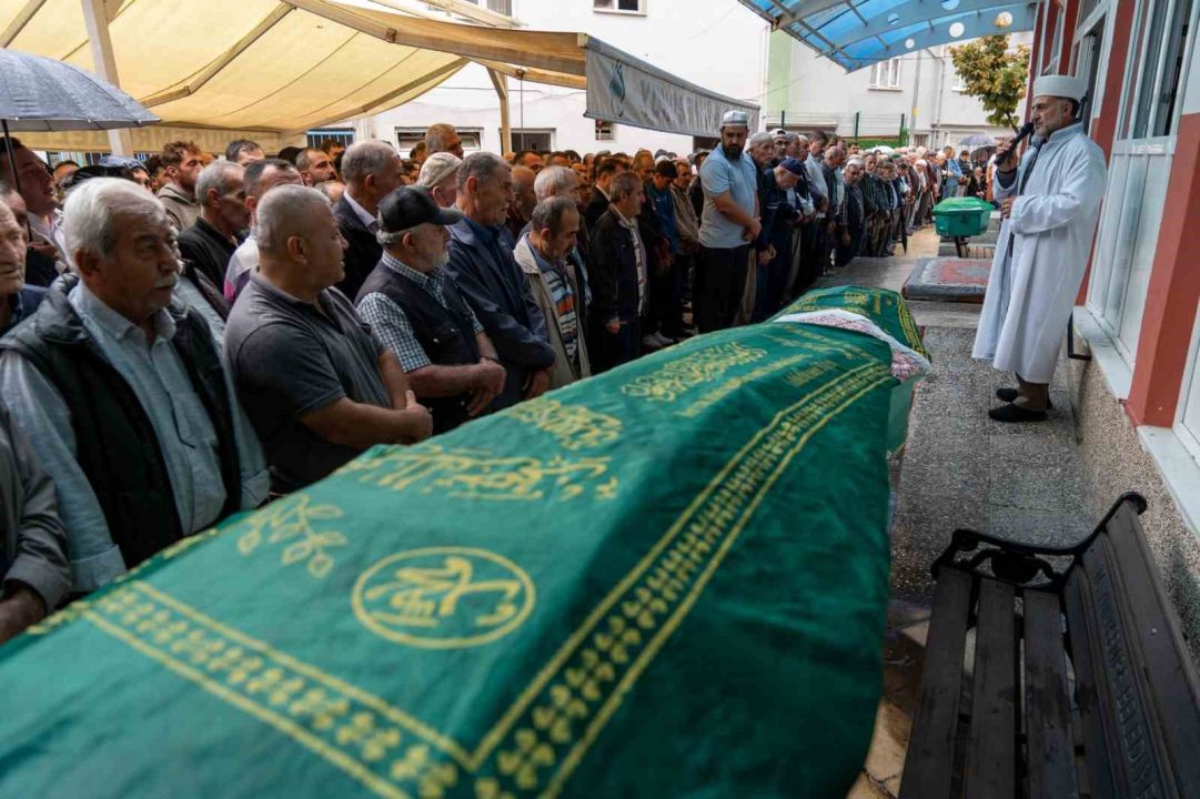 Manisa'da feci kazada hayatını kaybetmişlerdi: Anne, baba ve oğullarına gözü yaşlı veda!