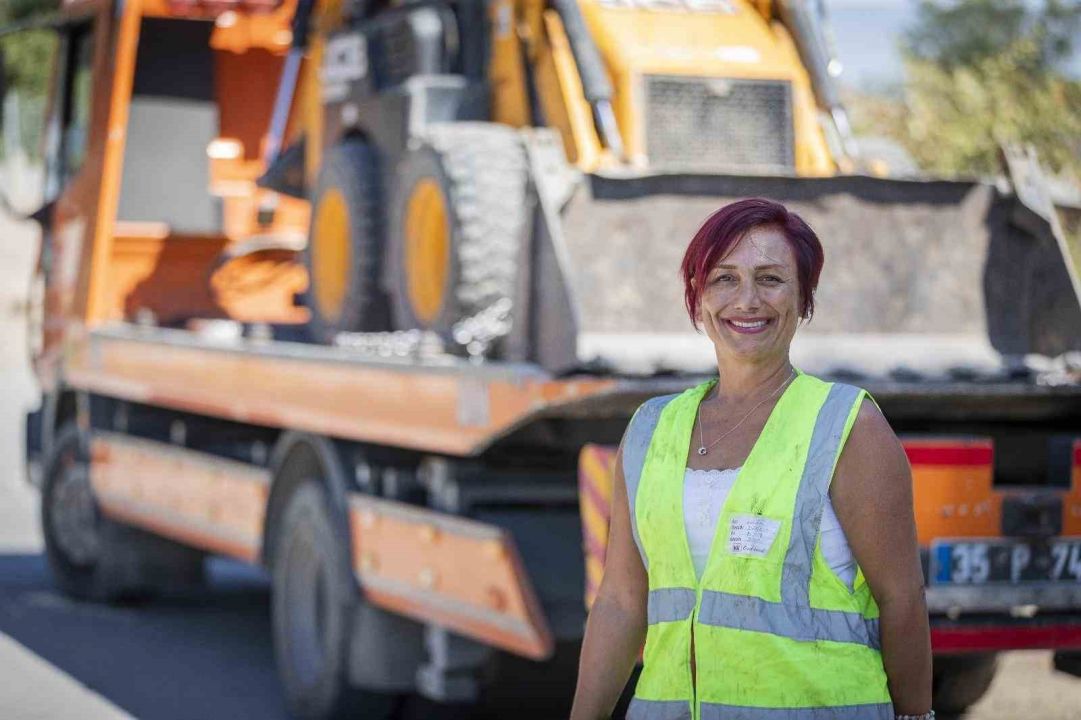 Görenler bir daha bakıyor! Kadın çekici operatörü tabuları yıktı!