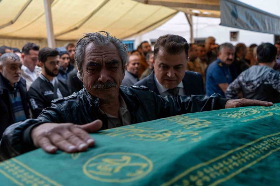 Manisa'da feci kazada hayatını kaybetmişlerdi: Anne, baba ve oğullarına gözü yaşlı veda!