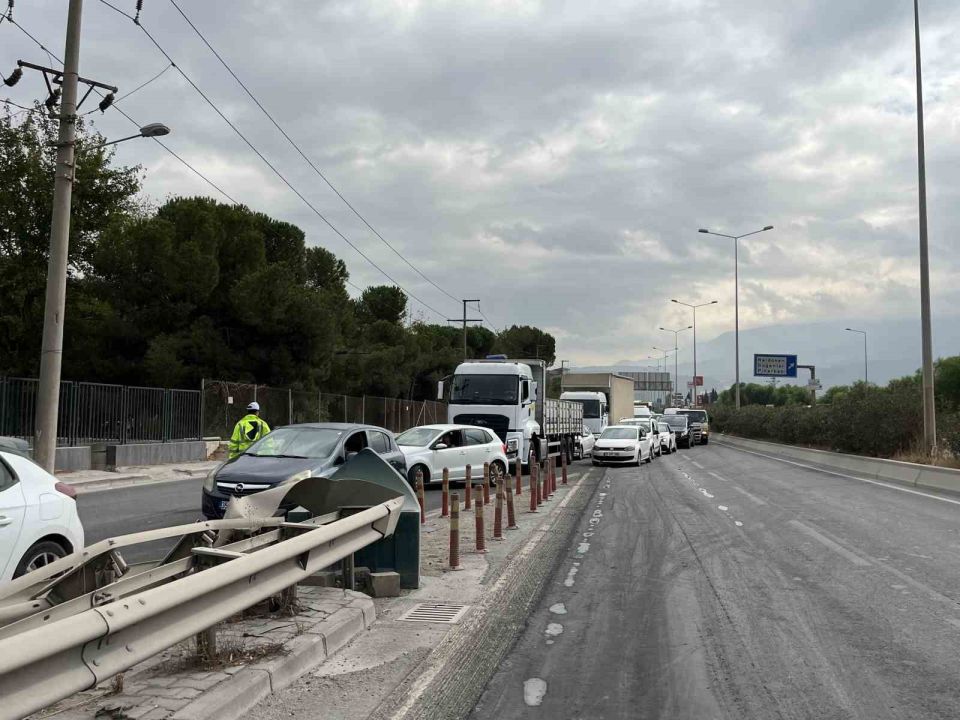Tır devrildi, kupası viyadükte asılı kaldı!