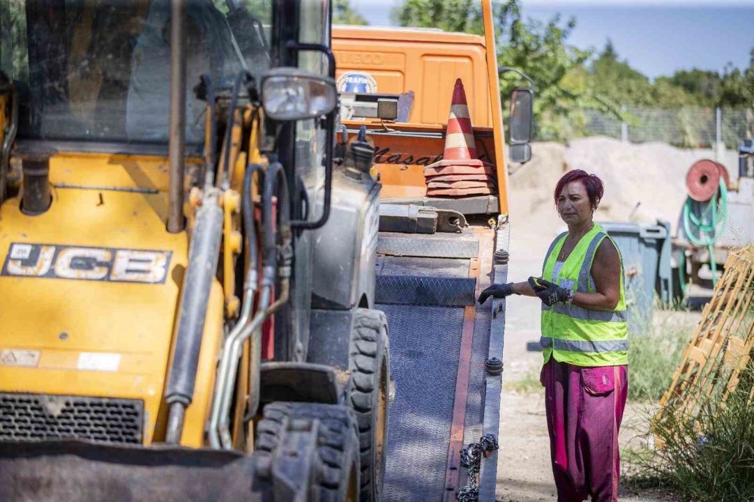 Görenler bir daha bakıyor! Kadın çekici operatörü tabuları yıktı!