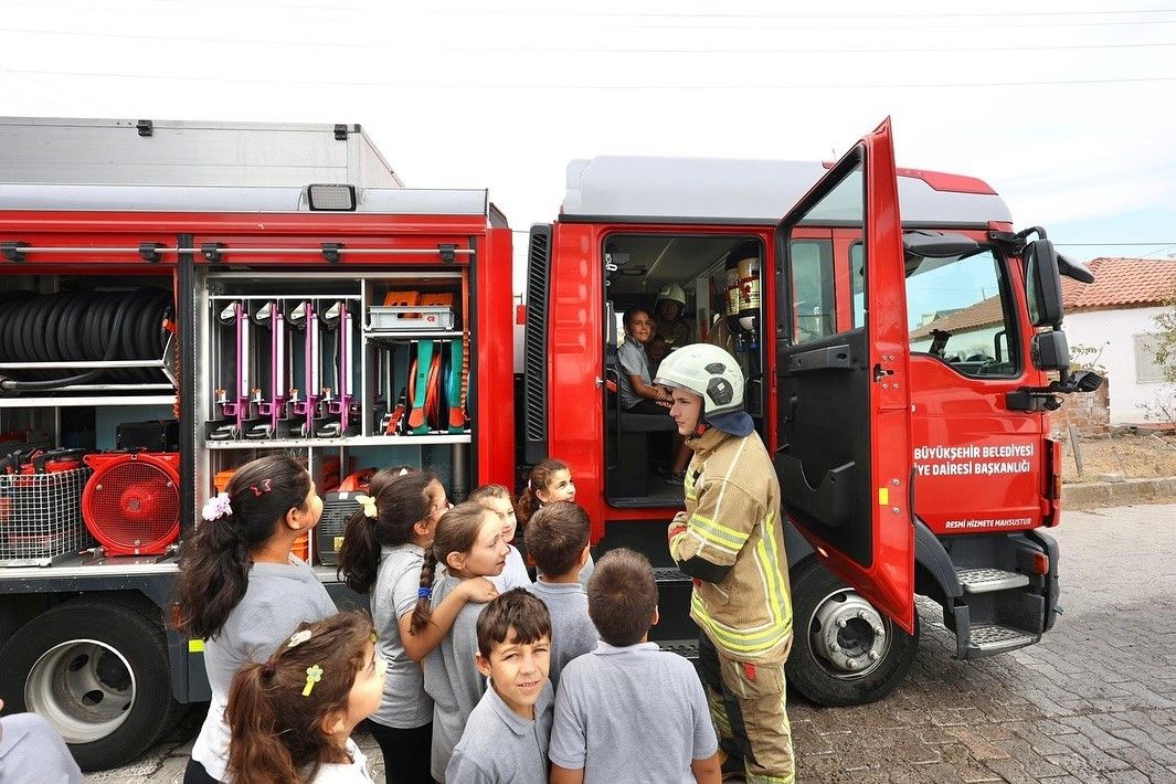 İtfaiye araç ve ekipmanları öğrencilere tanıtıldı