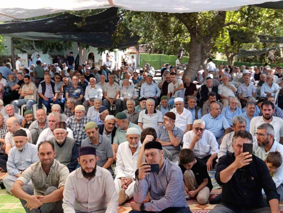 Dünya birincisi hafızlardan ilçede Kur’an ziyafeti