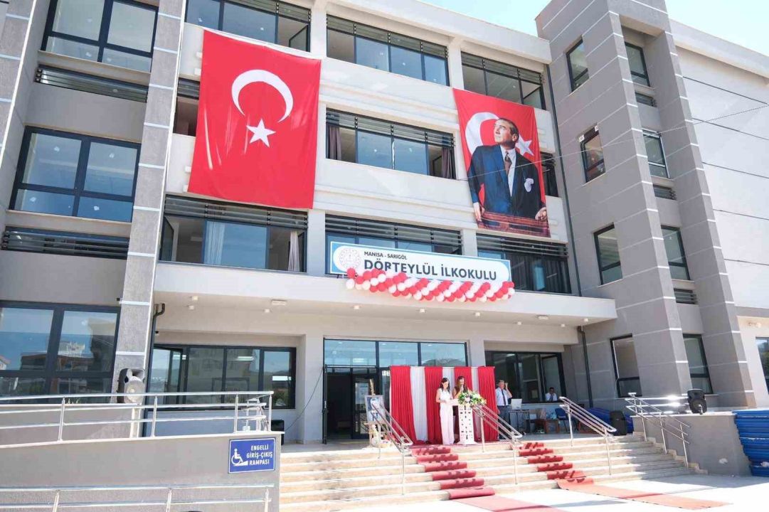 İlçede en büyük okul yeni binasında ilk törenini gerçekleştirdi