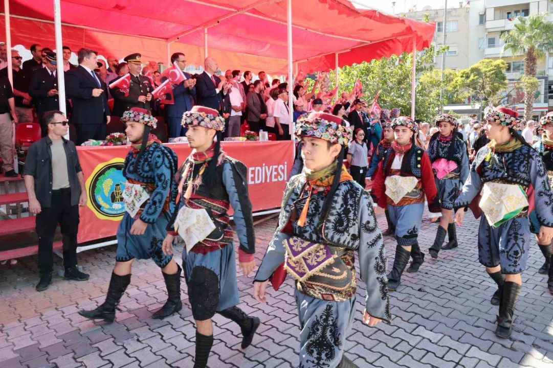 İzmir kurtuluşunun 103. yıl dönümünü törenle kutlandı