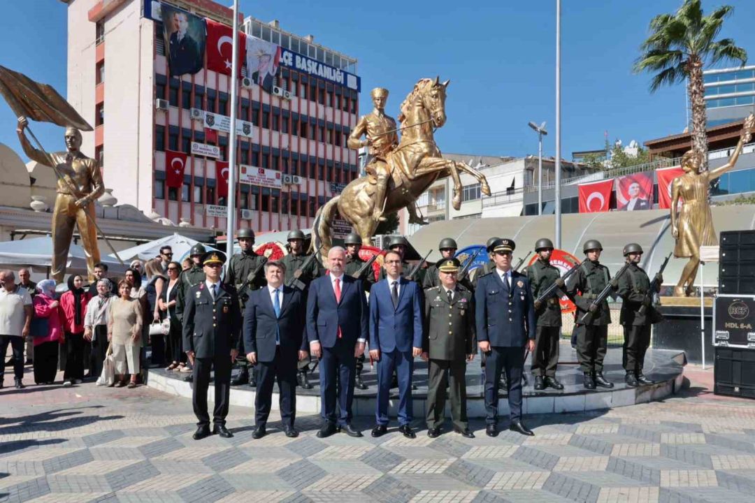 İzmir kurtuluşunun 103. yıl dönümünü törenle kutlandı