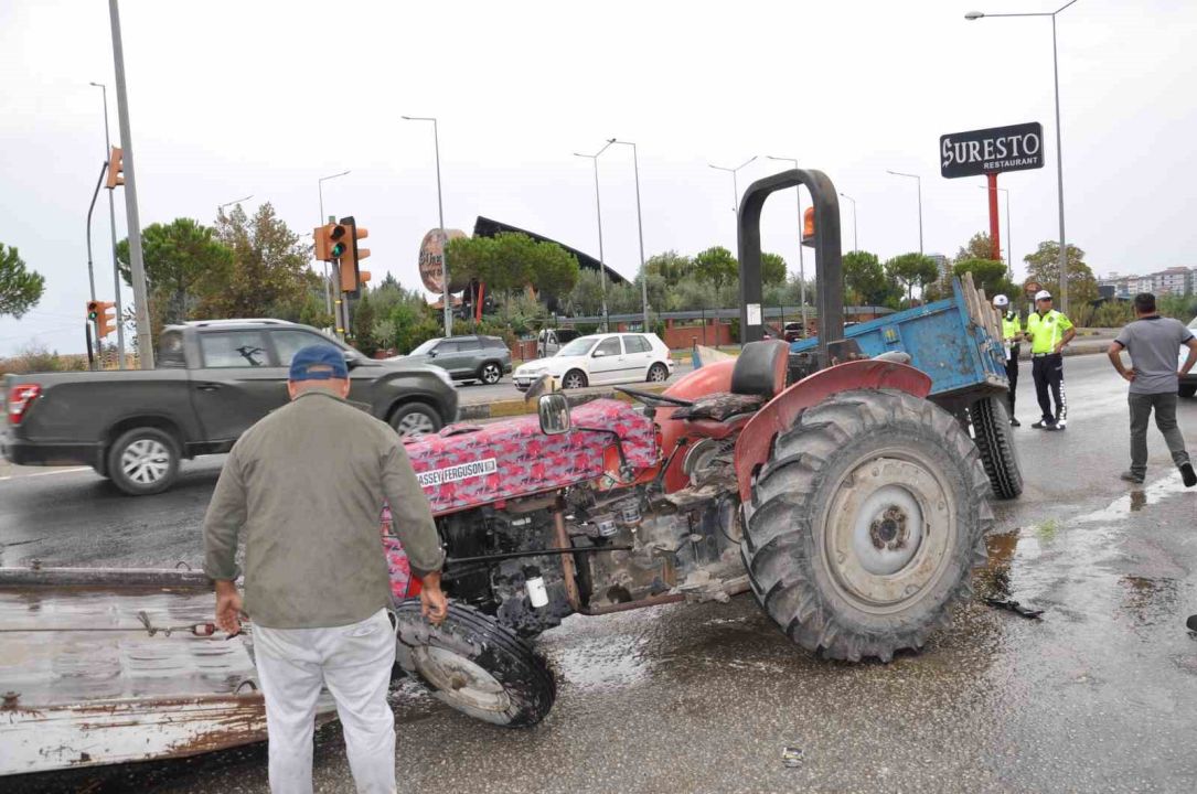 Manisa’da tır ile traktör çarpıştı: Yaşlı sürücü ağır yaralı!