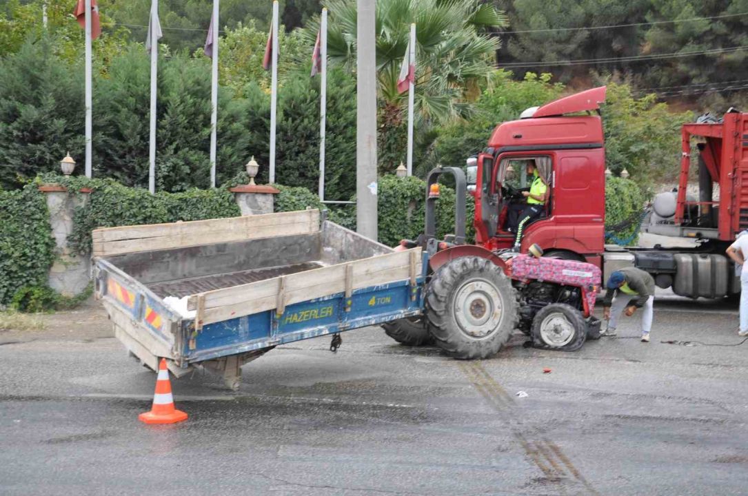 Manisa’da tır ile traktör çarpıştı: Yaşlı sürücü ağır yaralı!