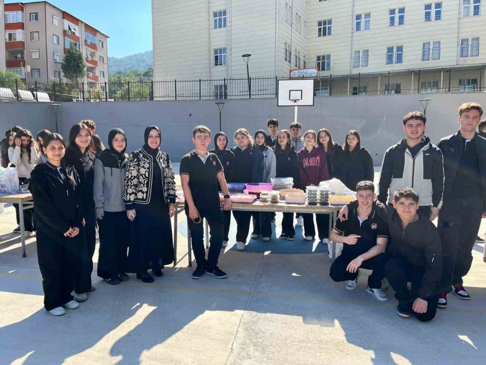 Manisa'da liseden Gazze’ye yardım