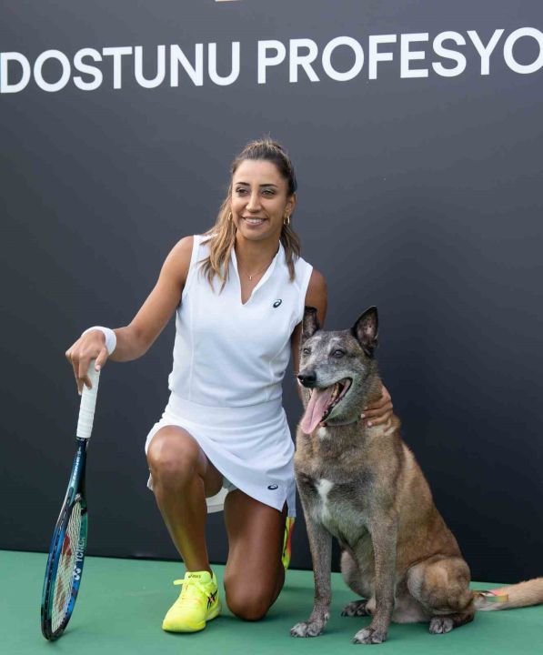 Milli Tenisçi Büyükakçay, patili dostu ile tenis oynadı