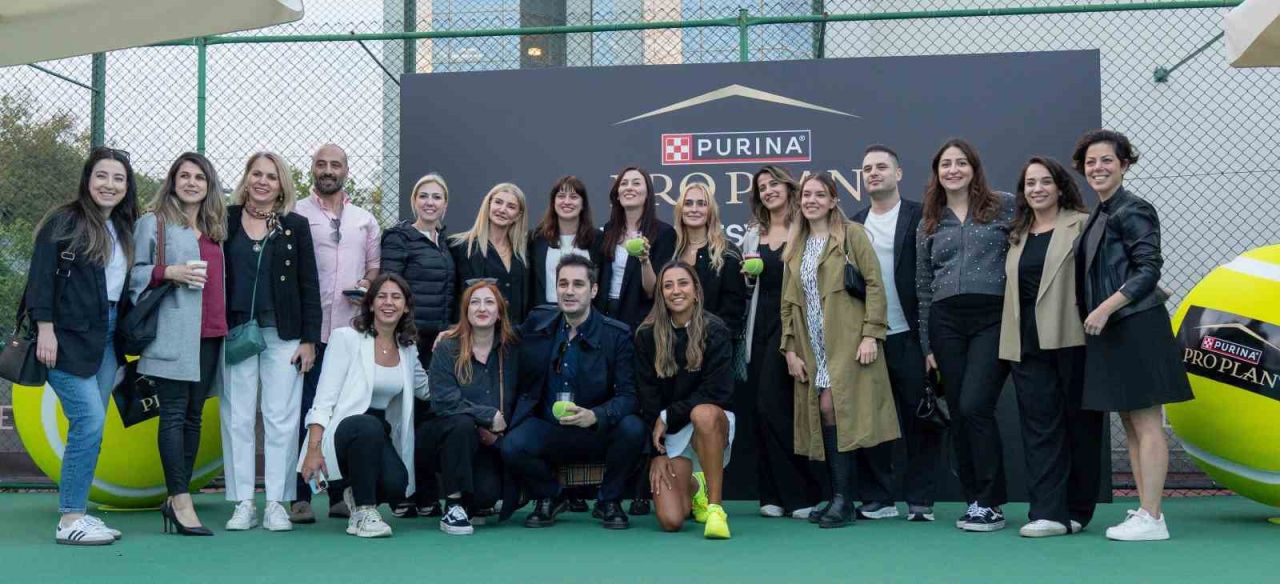 Milli Tenisçi Büyükakçay, patili dostu ile tenis oynadı