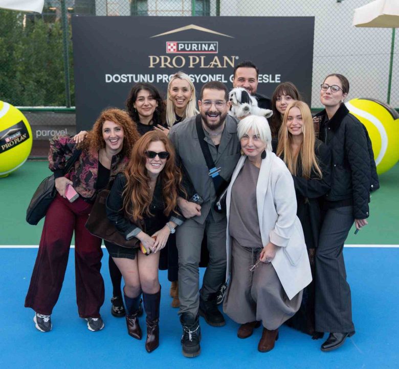 Milli Tenisçi Büyükakçay, patili dostu ile tenis oynadı