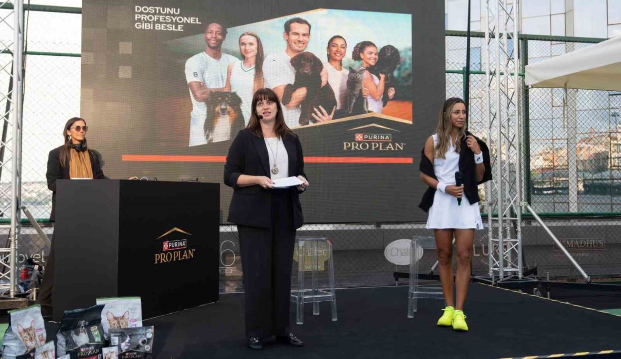 Milli Tenisçi Büyükakçay, patili dostu ile tenis oynadı