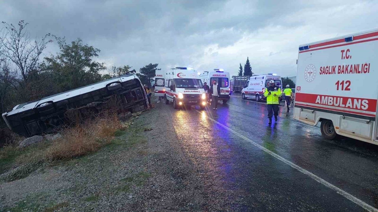 SON DAKİKA! Denizli'den İzmir'e dönen tur otobüsü kaza yaptı! Ölü ve yaralılar var