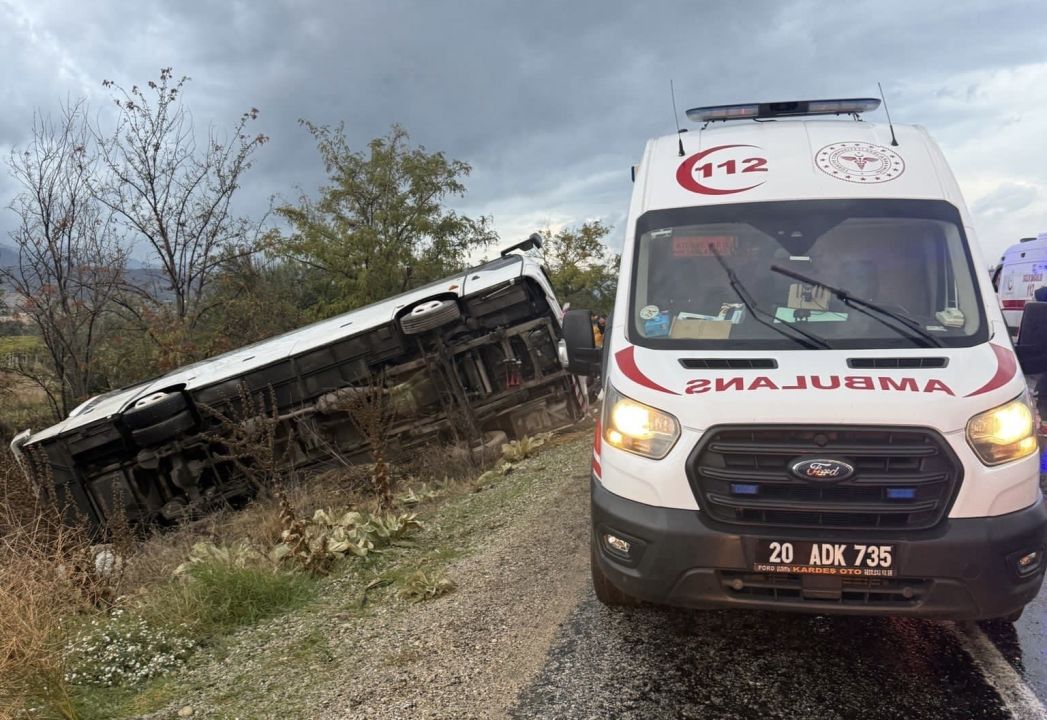 SON DAKİKA! Denizli'den İzmir'e dönen tur otobüsü kaza yaptı! Ölü ve yaralılar var