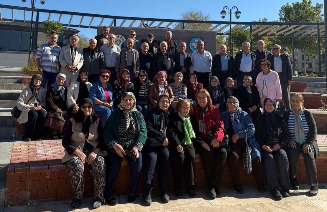 Manisa'da vefa örneği: 58 yıl sonra ilkokul öğretmenleriyle buluştular