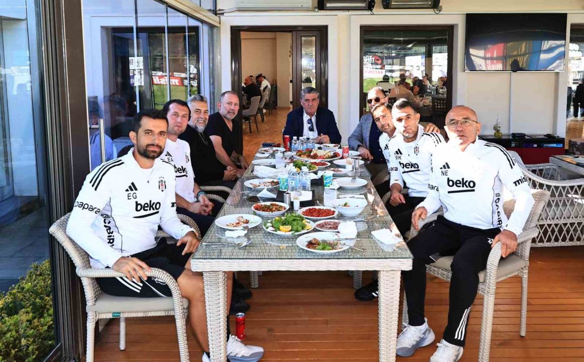 Beşiktaş Başkanı Serdal Adalı, Fenerbahçe derbisi öncesi futbol A takımıyla buluştu