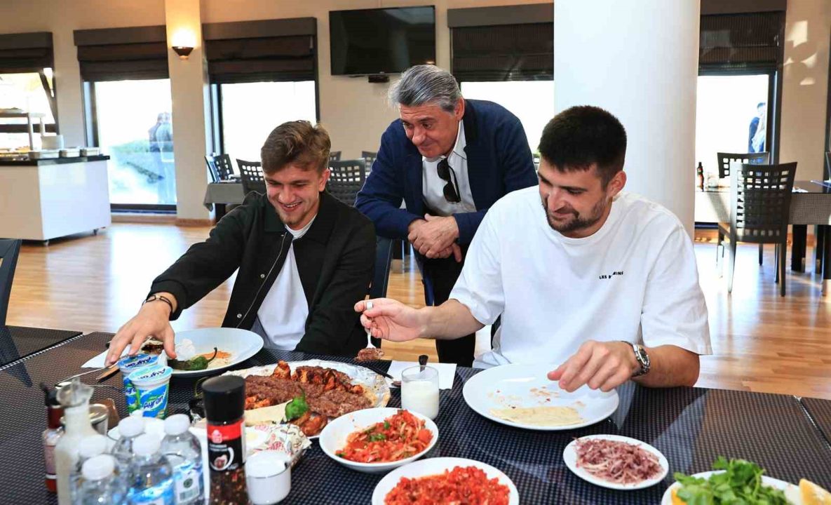 Beşiktaş Başkanı Serdal Adalı, Fenerbahçe derbisi öncesi futbol A takımıyla buluştu