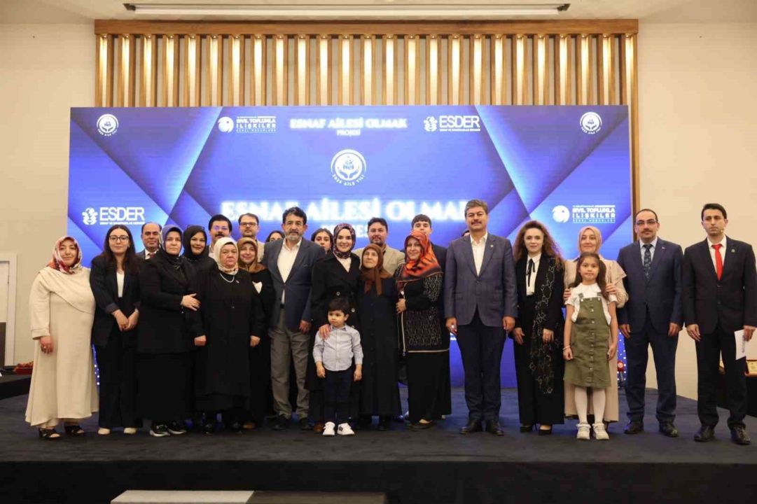 Bakan Göktaş "Esnaf Ailesi Olmak" projesinin galasına katıldı