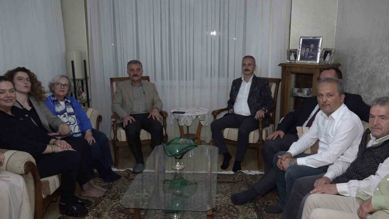 MHP kapı kapı gezip vatandaşlara 'Terörsüz Türkiye' hedefini anlatıyor