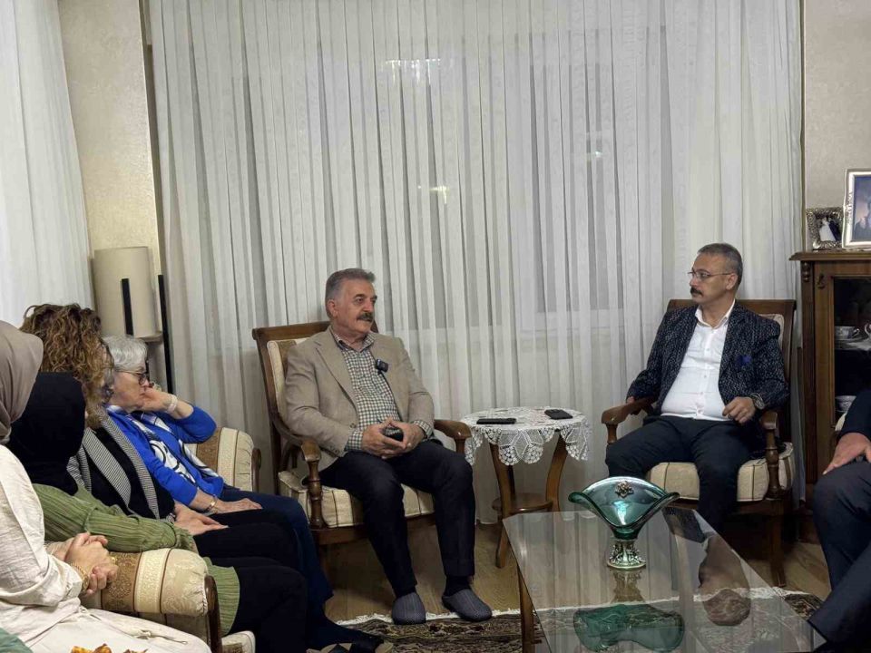 MHP kapı kapı gezip vatandaşlara 'Terörsüz Türkiye' hedefini anlatıyor