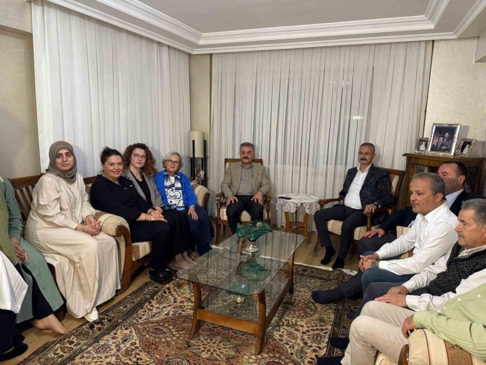 MHP kapı kapı gezip vatandaşlara 'Terörsüz Türkiye' hedefini anlatıyor