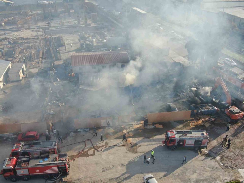 Yangında bilanço: 5 konteyner ve 2 araç kül oldu!