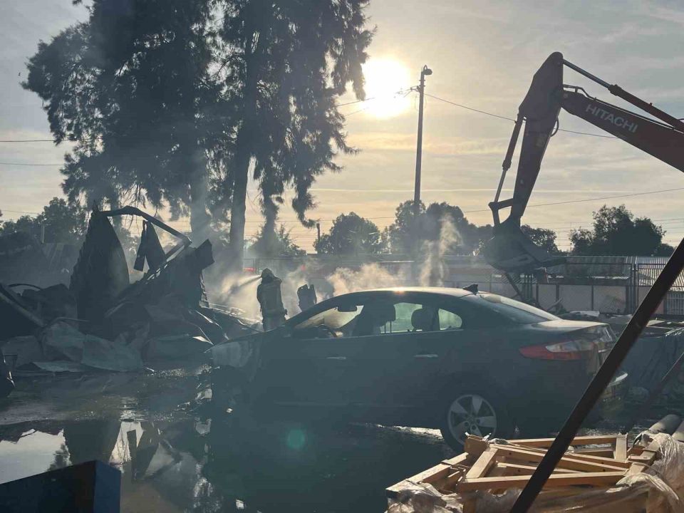 Yangında bilanço: 5 konteyner ve 2 araç kül oldu!