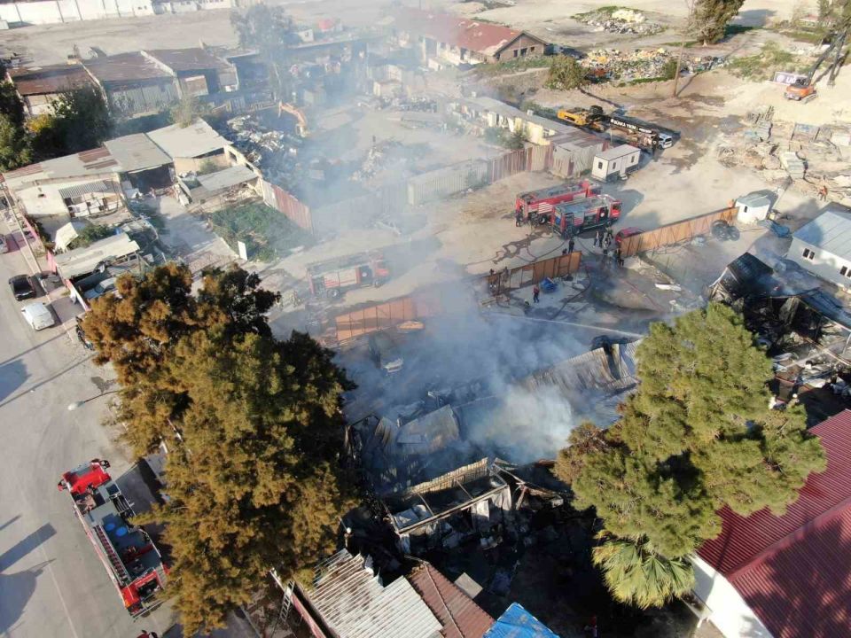 Yangında bilanço: 5 konteyner ve 2 araç kül oldu!