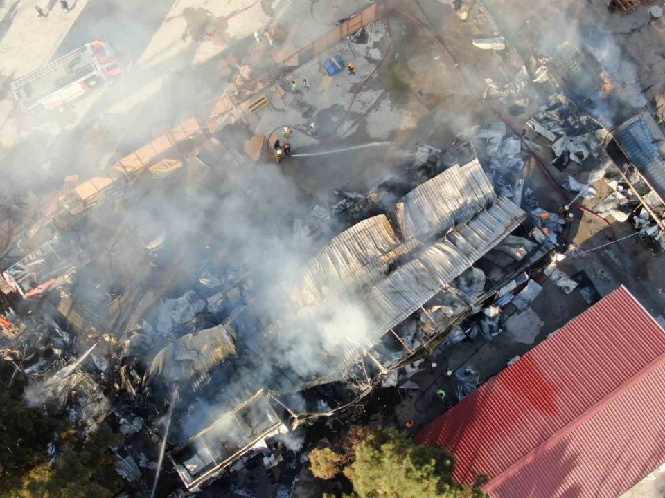 Yangında bilanço: 5 konteyner ve 2 araç kül oldu!