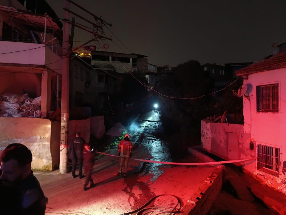 Fırtına nedeniyle devrilen ağaç alev aldı!